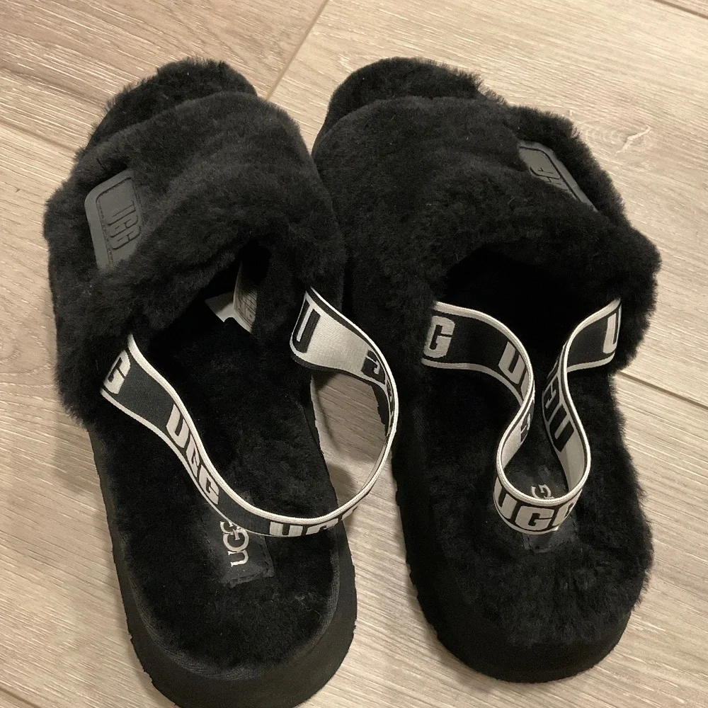 UGG Disco Slide Fur Platform Sandals Black Sheepskin  LIKE NEW Size 8